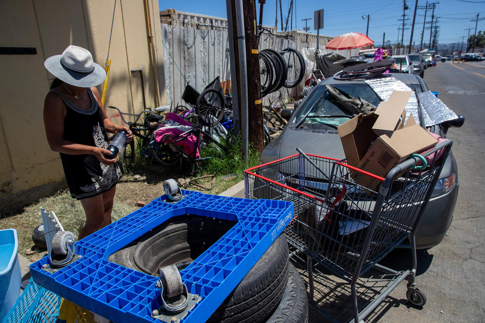 美国加州一位无家可归的女士 图据视觉中国