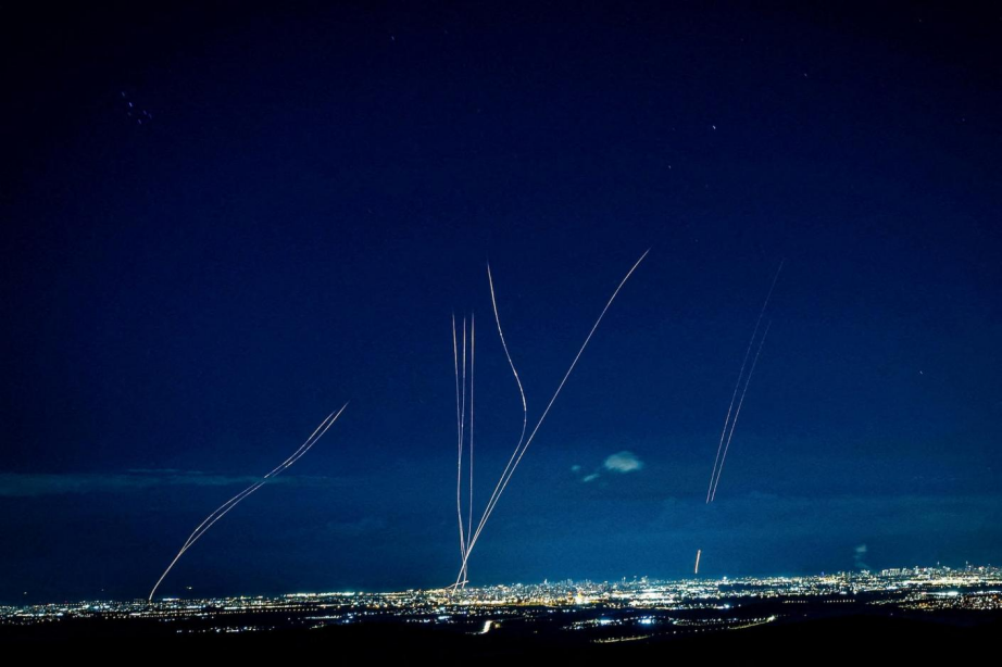 ◆2月28日,伊朗对以色列发动导弹袭击,以色列防空系统紧急发射拦截弹。(图源:路透社)