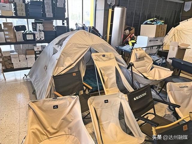 帐篷和椅凳。
