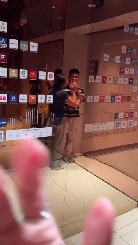 和老婆乘坐电梯又碰巧没人时