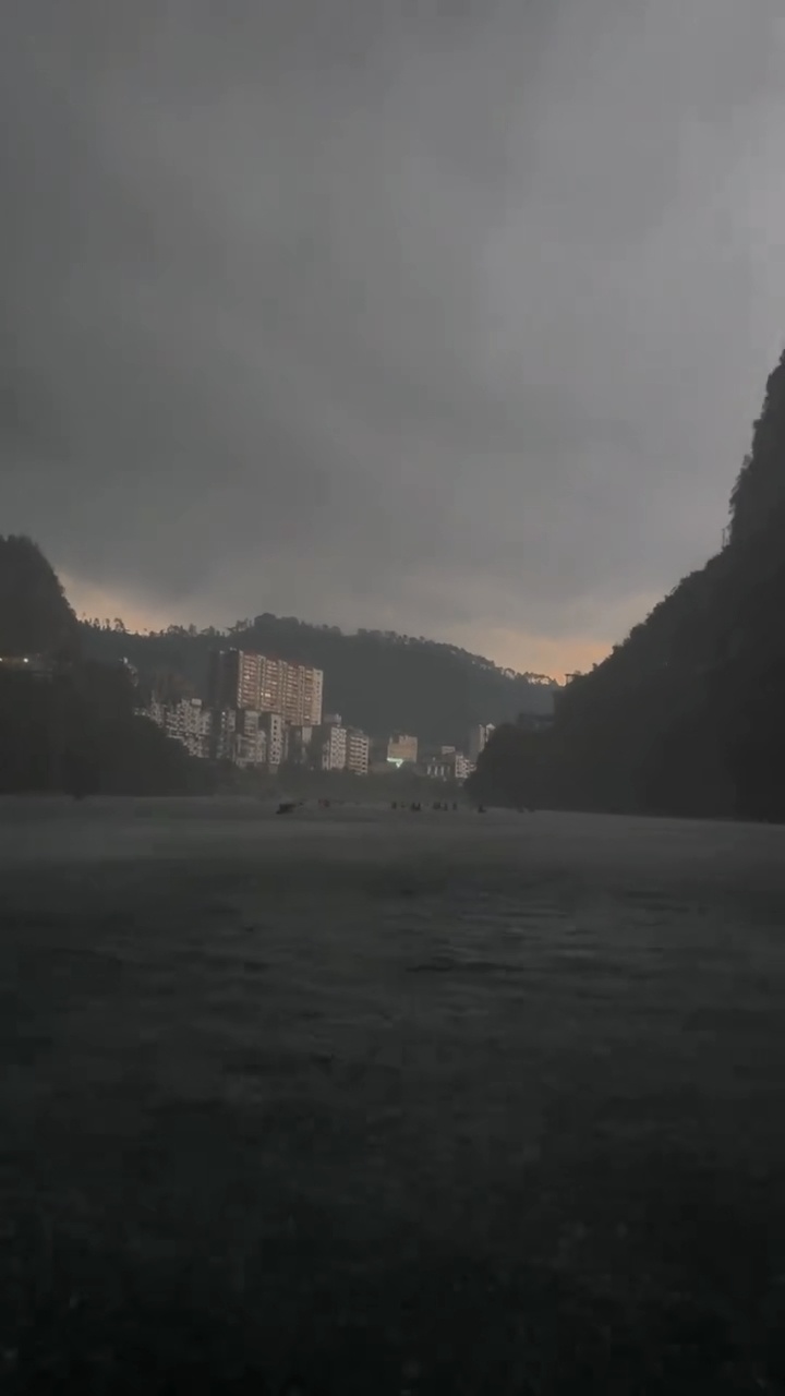 游客玩桨板突遇暴风雨,天空瞬间变黑“度假如渡劫”,文旅局最新回应_凤凰网