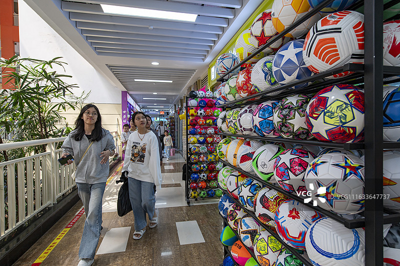 美加墨世界杯的周边商品，“世界超市”义乌拿下了全球约七成订单份额