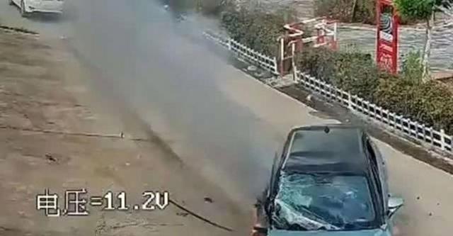 “这不亚于特意杀东说念主！”，上海女子驾驶新动力车高速行驶，续航表现还有72公里却瞬息断电，双闪无法盛开险酿追尾惨事-有驾