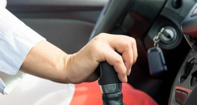 “这不亚于特意杀东说念主！”，上海女子驾驶新动力车高速行驶，续航表现还有72公里却瞬息断电，双闪无法盛开险酿追尾惨事-有驾