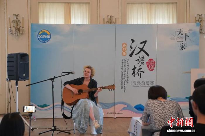 2024年5月25日，第二十三届“汉语桥”世界大学生中文比赛德国区决赛在莱比锡举行。图为特等奖得主李欢欣(Ann-Christin Otte)在比赛中展示才艺。中新社记者 马秀秀 摄