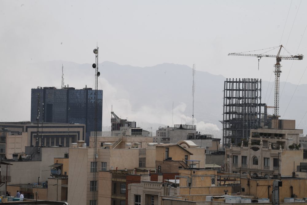 这是2月28日在伊朗首都德黑兰市区拍摄的浓烟。