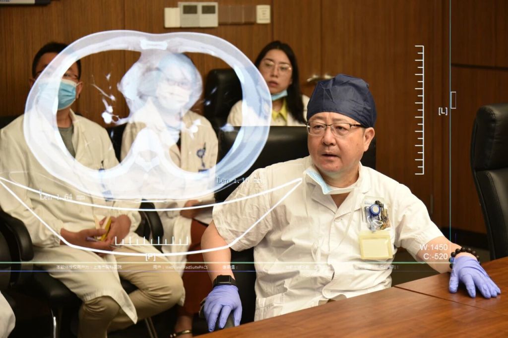 上海市胸科医院肿瘤科学术带头人陆舜教授正联合团队为患者会诊。 上海市胸科医院 供图