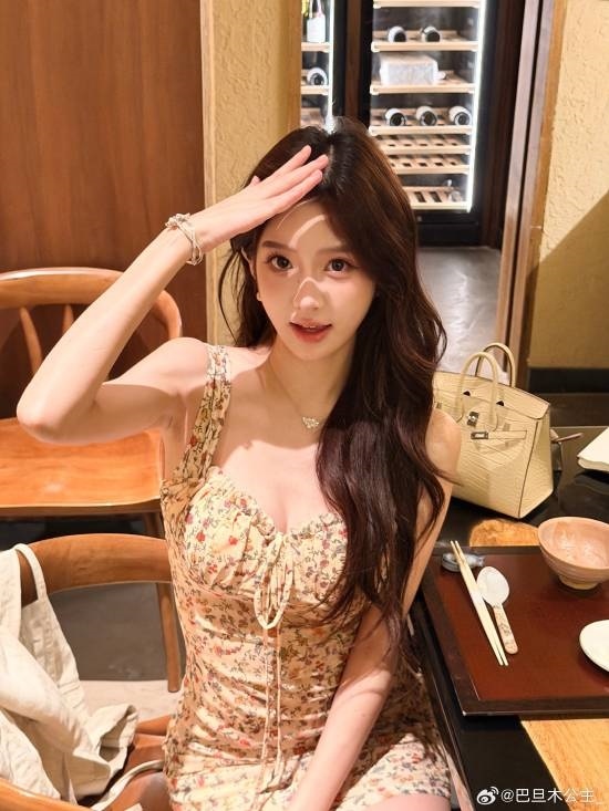 卢本伟老婆晒赵灵儿COS：当牛马打工 为家添砖加瓦
