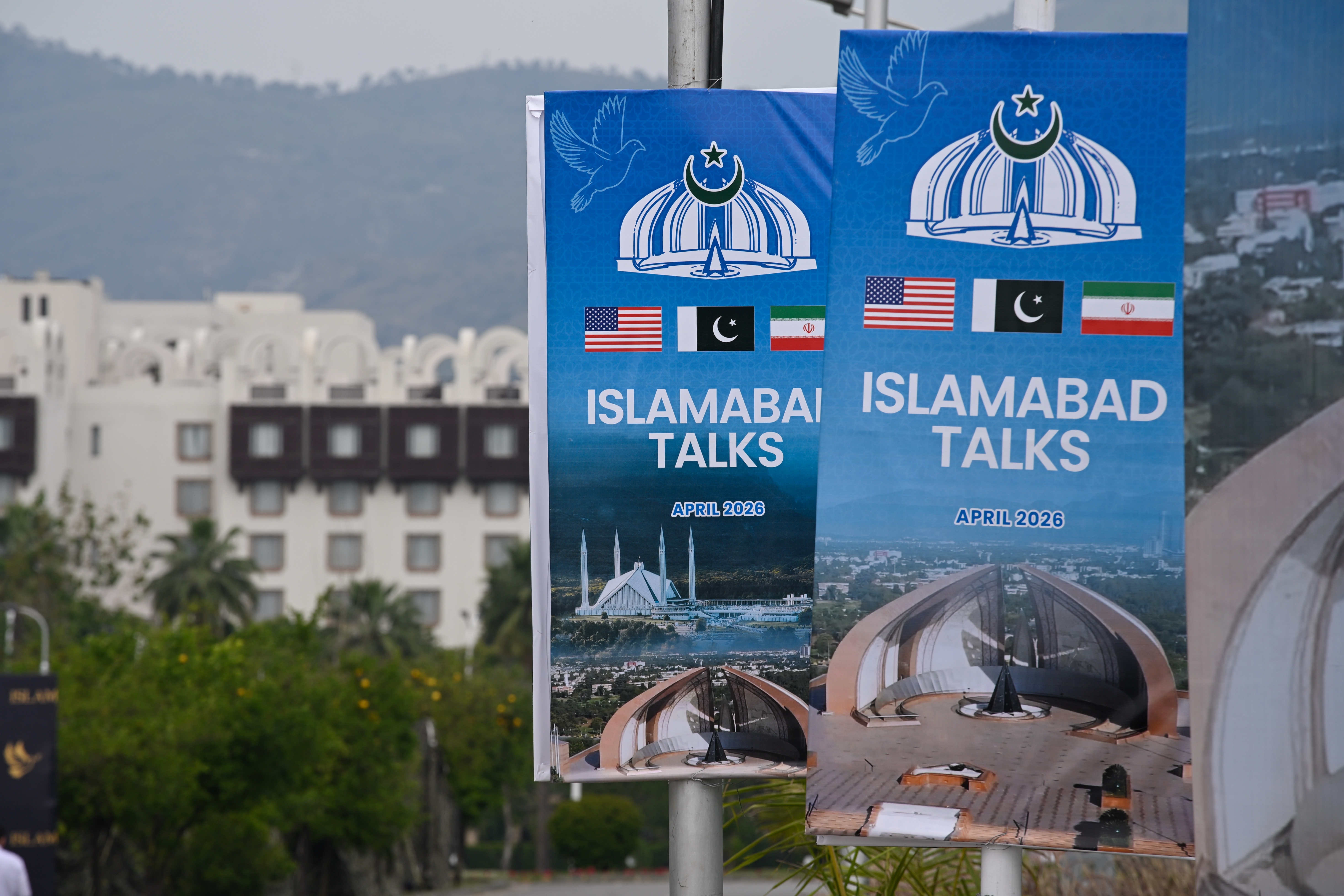这是4月11日在巴基斯坦伊斯兰堡的美伊谈判新闻中心外拍摄的谈判相关海报。新华社发(王申摄)