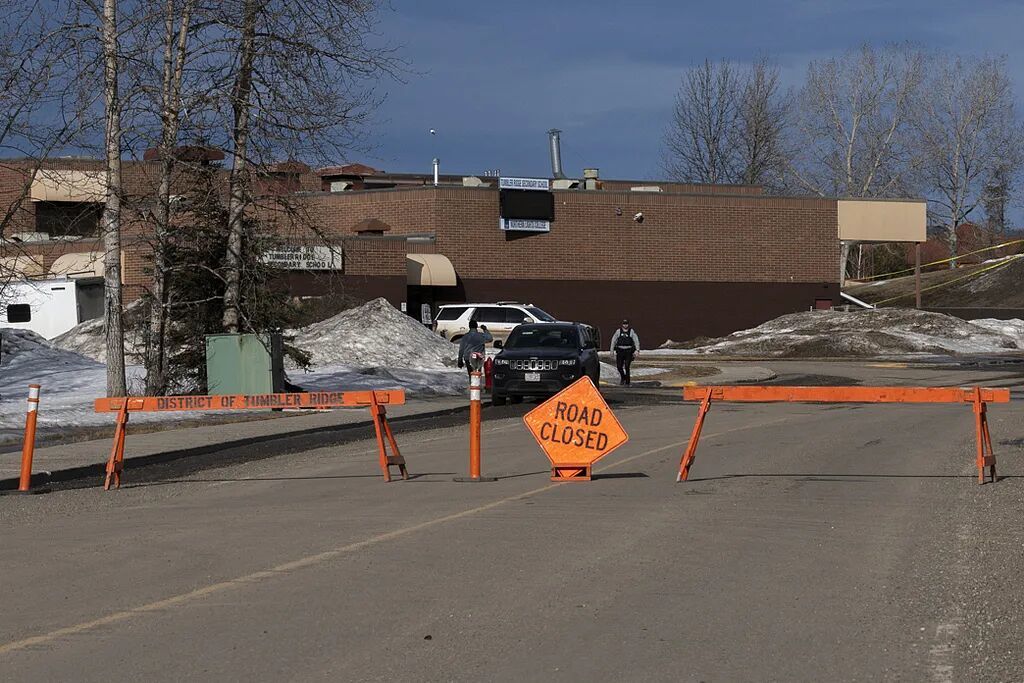 当地时间2月11日,加拿大不列颠哥伦比亚省,塔布勒岭中学附近道路封锁。图/视觉中国