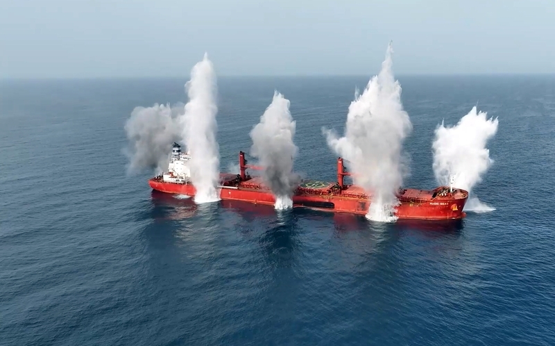 2025日,也门西部荷台达省红海海域,也门胡塞武装对“魔法海洋”号货轮实施联合打击。 IC Photo