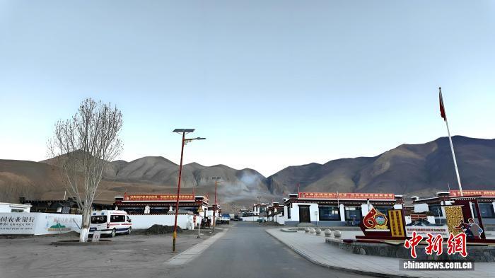 图为灾后重建后定日县长所乡森嘎村水电路实现全通。贡桑拉姆 摄