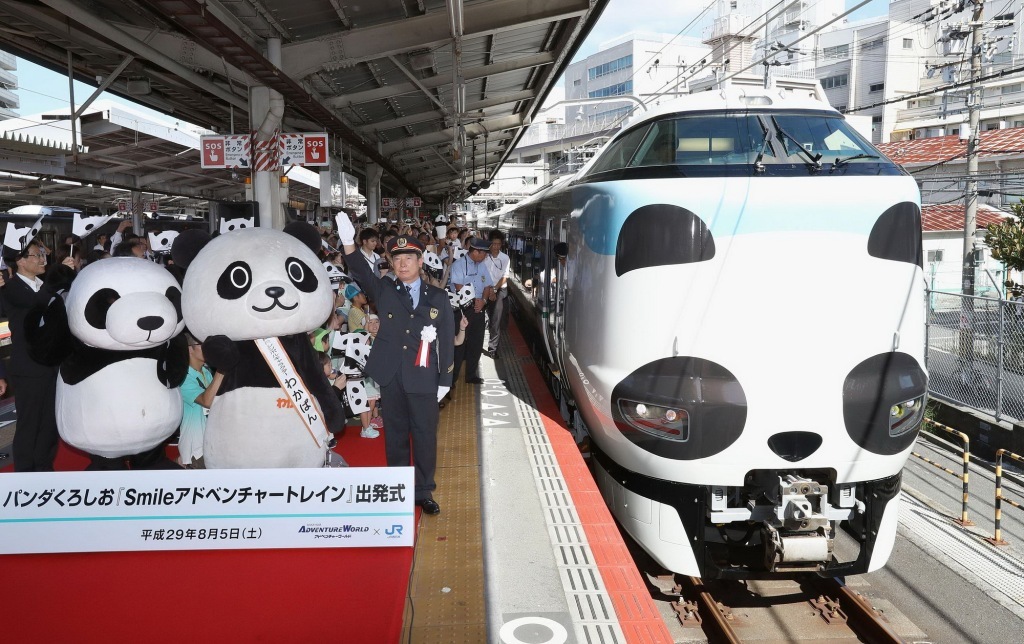 2017年8月5日,日本大阪,西日本铁路公司推出的大熊猫主题特快列车发车仪式举行。列车连接京都、大阪和歌山县南部。
