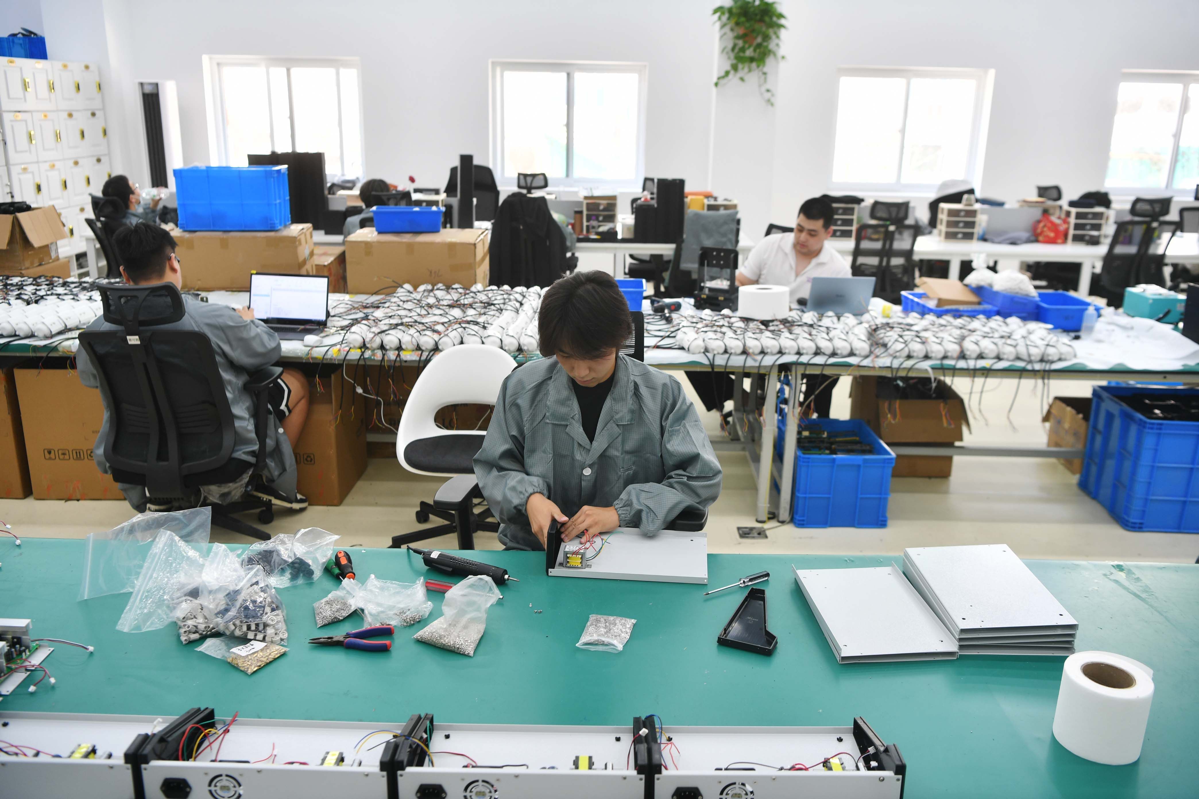 北京昱栎技术有限公司,工作人员正在进行产品测试。新京报记者 吴婷婷 摄