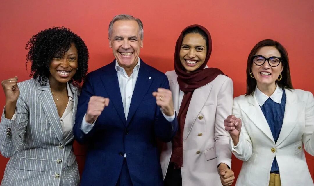 ◆卡尼与补选获胜的三位自由党候选人合影。（图源：Cult MTL）