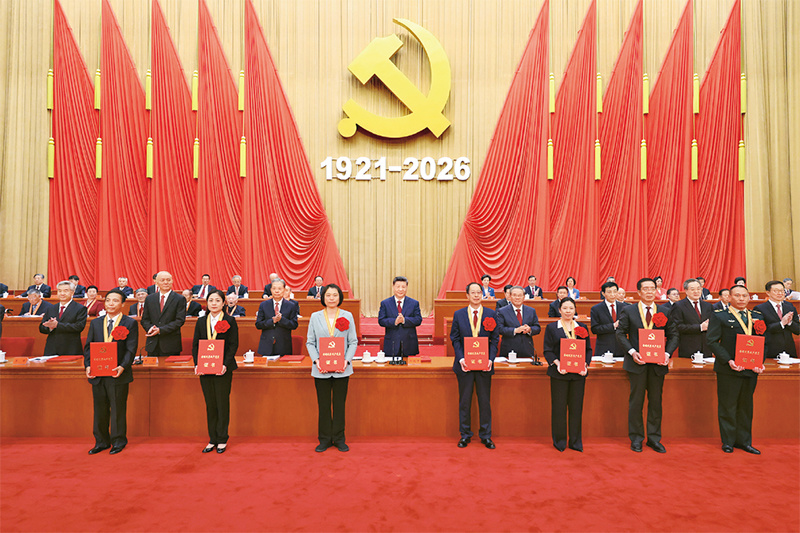 2026年7月1日上午，庆祝中国共产党成立105周年大会在北京人民大会堂隆重举行。这是习近平等党和国家领导人为受表彰的全国“两优一先”代表颁奖。 新华社记者 黄敬文/摄