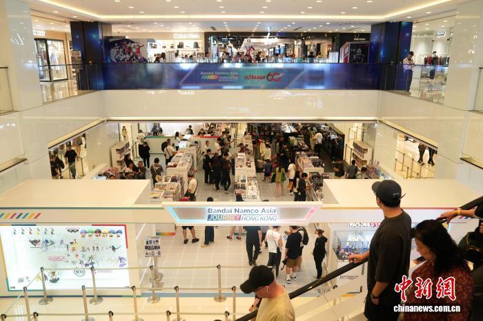 4月6日,消费者在香港海港城购物。当日是内地清明假期最后一日,访港旅客消费热情不减。 中新社记者 张祥毅 摄