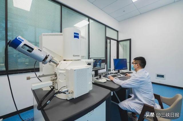 图为湖北三峡实验室研发人员在SEM室进行检测,开展微电子关键化学品,光刻胶用光引发剂、6N级电子级磷烷等技术研发。