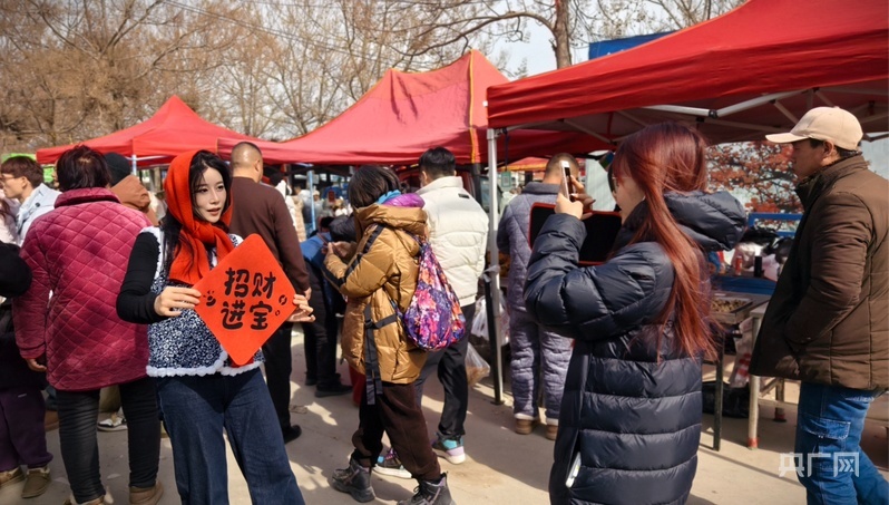 游客在市集里拍照打卡（央广网记者 郝振青 摄）
