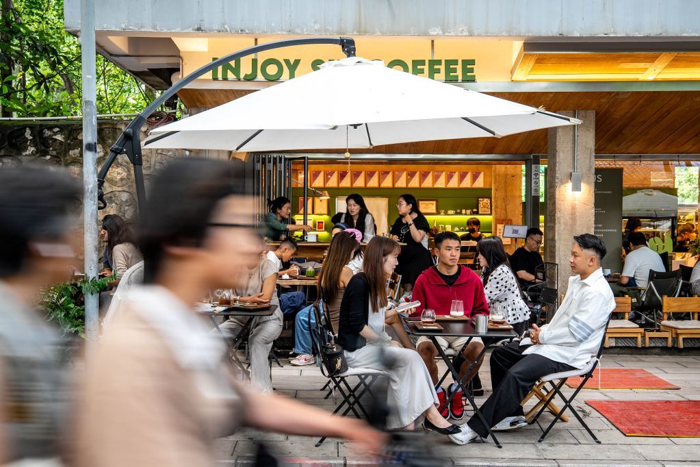 8月17日，游客在昆明市巡津街区的咖啡店休闲。近年来，当地在保留老街历史风貌的基础上，通过微改造、精提升，盘活历史建筑和闲置空间，引入咖啡、餐饮、文创等新业态。新华社记者 胡超 摄