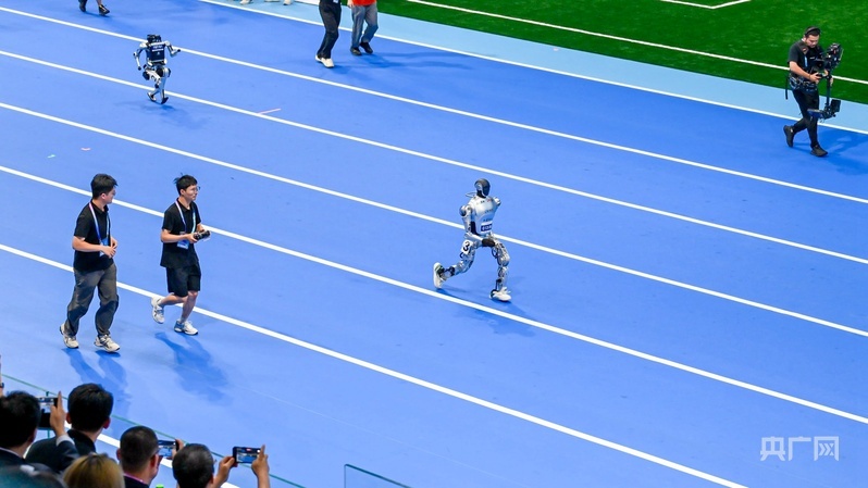 “行者泰山”参加2025世界人形机器人运动会1500米竞赛(央广网发 韩廉跃 摄)