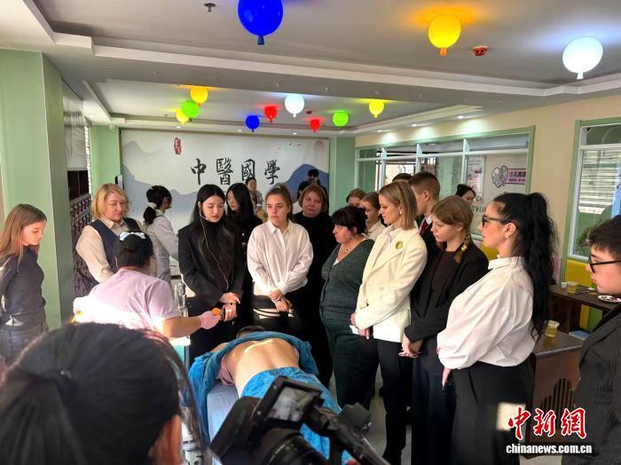 俄罗斯游客在东宁市体验中医国学讲堂。 东宁市委宣传部供图