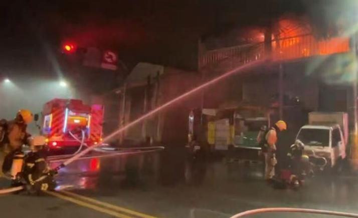 高雄市凤山区一处茶叶工厂18日凌晨发生火灾。图源:台媒