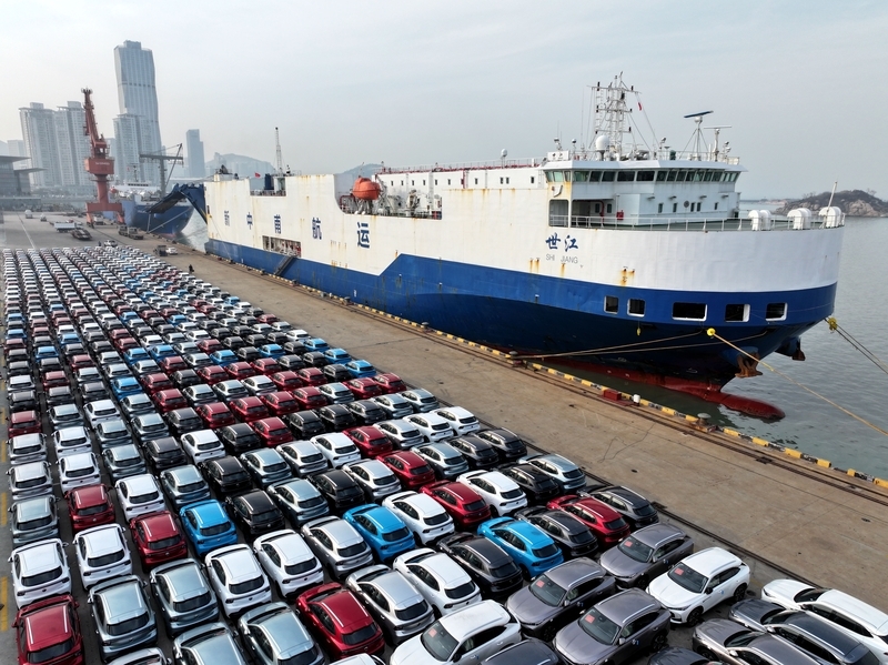 2月13日，江苏省连云港港东方港务分公司码头，滚装轮在装载出口车辆 IC photo