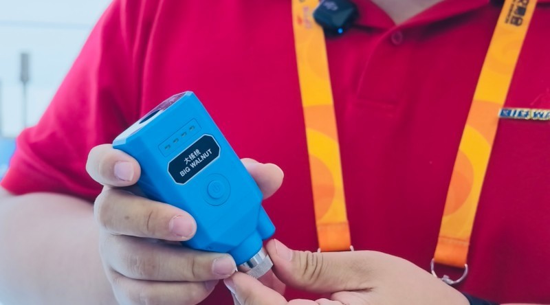 大核桃（新疆）科技有限公司生产的工业巡检设备——无线温振传感器。李萍 摄.jpg