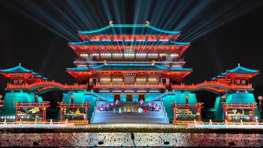 大型沉浸式水舞光影秀《大唐追梦》在西安大唐芙蓉园上演。新华社发