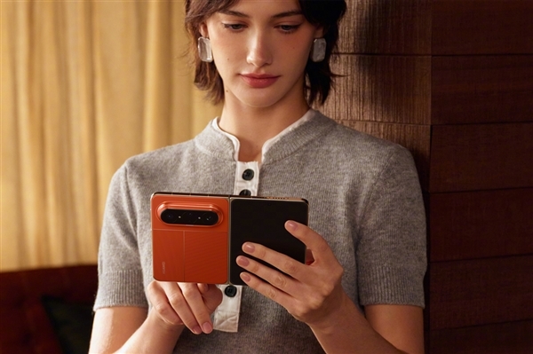 姚安娜、王安宇代言华为Pura X Max:行业首款大阔折来了