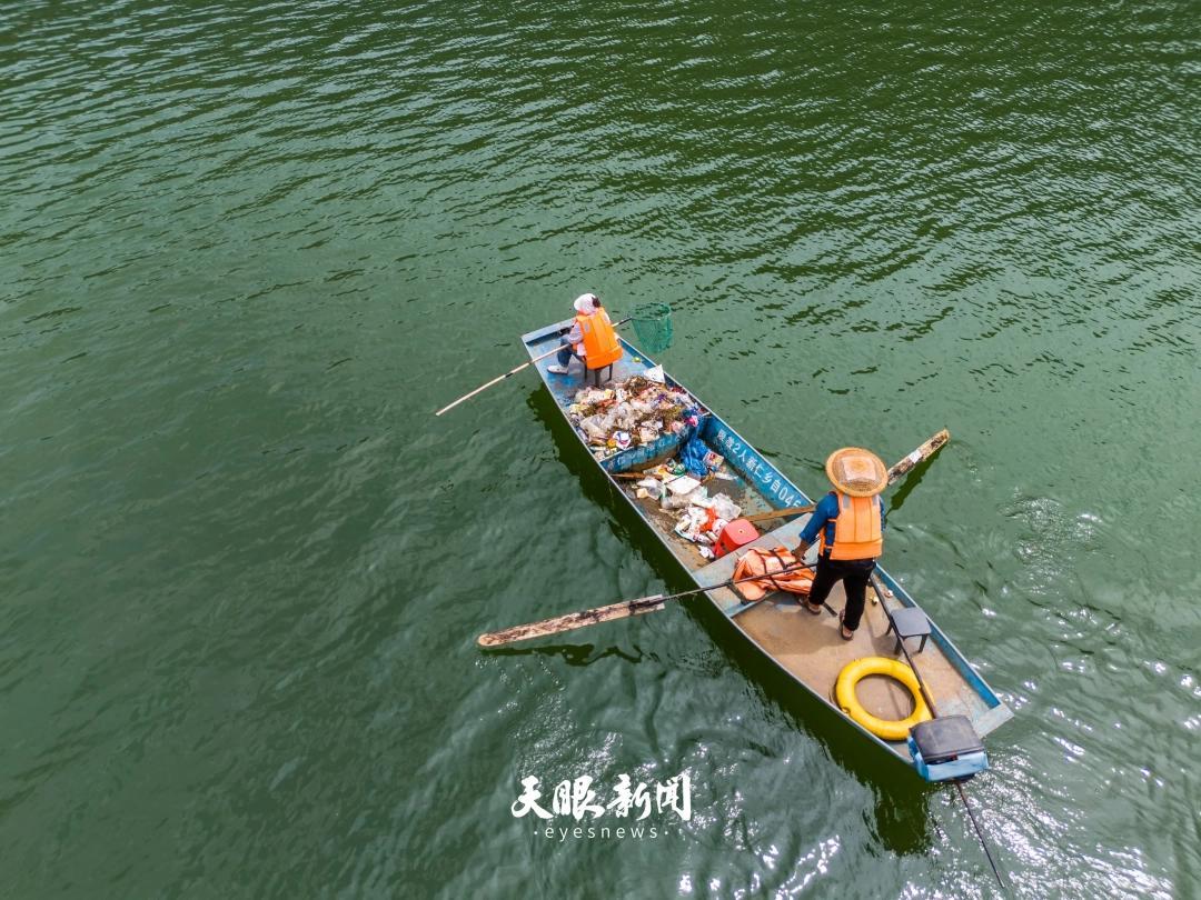 2025年8月20日,在黔西市化屋村,杨清鑫夫妇正在乌江上打捞漂浮物,守护一江清水。罗大富 摄.jpg