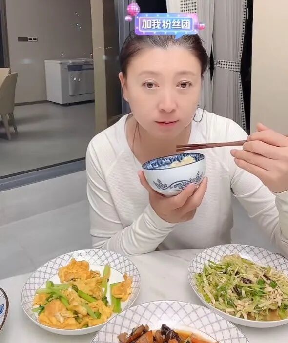 ▲闫学晶直播(图/视频截图)