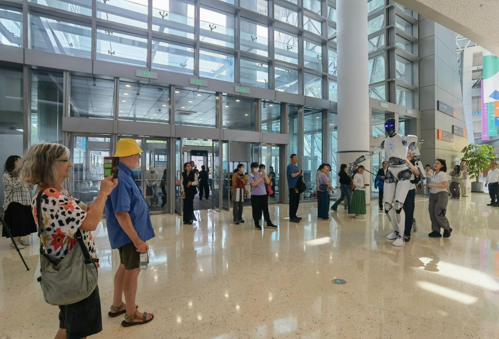 2026年5月18日,外国游客在上海科技馆参观。新华社记者 陈爱平 摄