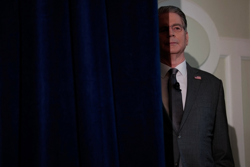 2026年4月14日，美国华盛顿，美国财政部长斯科特&middot;贝森特在后台等待于国际金融研究所主办的活动上发表讲话。 IC Photo