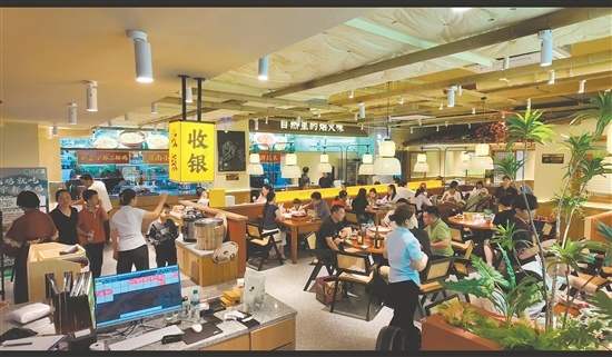 国庆假期以来,赣小滋江门首店客流量较平日翻倍。