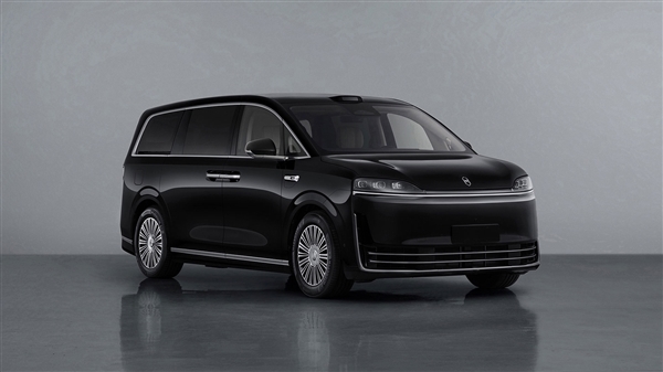 赵长江晒与智界V9合照 鸿蒙智行首款MPV发布在即