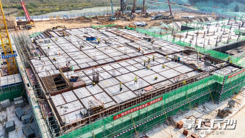 木棉中学项目正在抓紧施工中,图为项目施工现场。