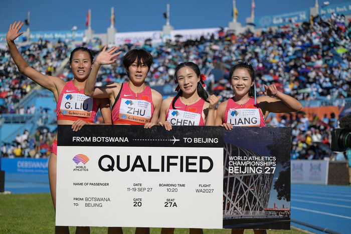 2026年5月2日，中国队女子4X100米接力队刘国怡、朱俊颖、陈妤颉、梁小静（从左至右）在赛后庆祝。新华社记者 杨光 摄