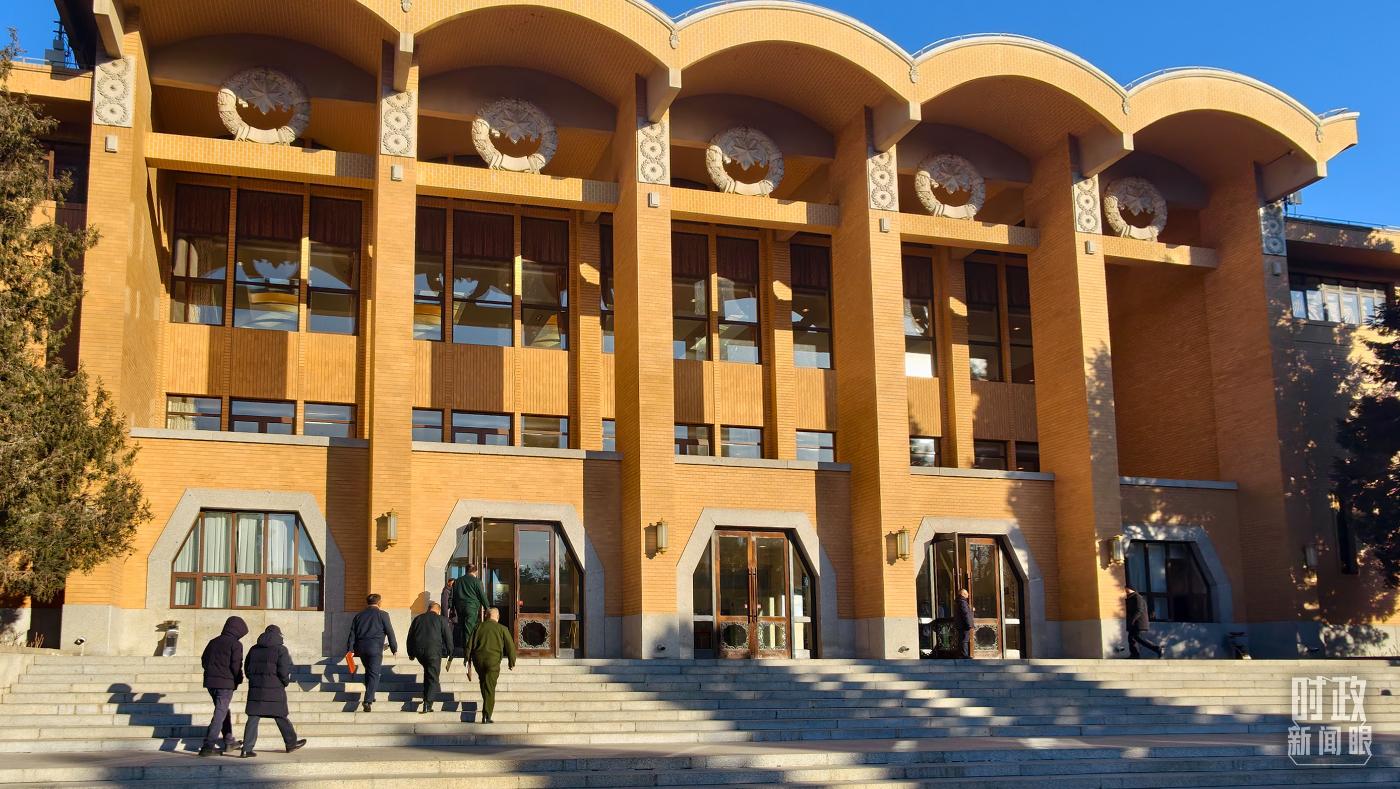 △专题研讨班学员正在进入中央党校礼堂。(总台央视记者程铖拍摄)