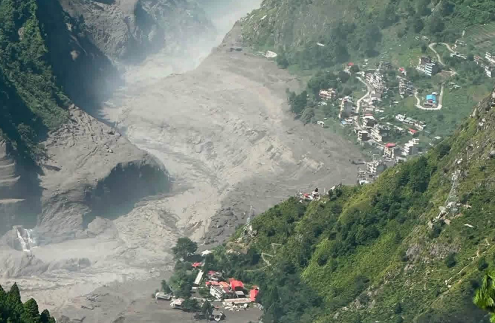 尼泊尔山洪洪峰局地达8到10米，乡政府大楼被卷走
