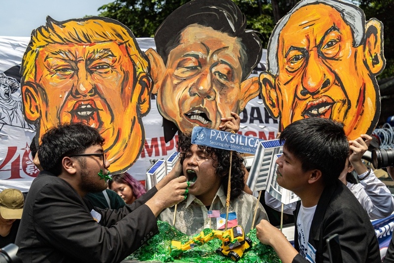 6月12日，菲律宾马尼拉独立日纪念活动期间，菲团体抗议美国在菲律宾领土上扩大军事行动，反对美菲“硅和平”项目。 IC Photo