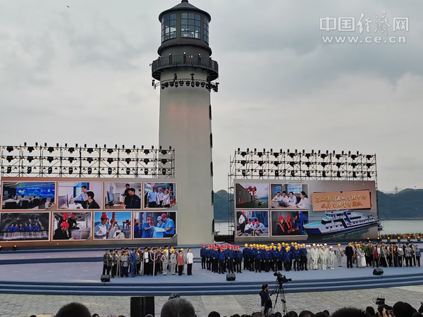 10月19日,在“何以中国·当惊世界殊”网络主题宣传活动启动仪式上,三峡集团流域管理中心水库管理青年团队、三峡集团长江电力运行青年团队、三峡水运新通道青年攻坚团队和演员共同表演《百年梦圆》节目。(中国经济网记者 臧梦雅/摄)