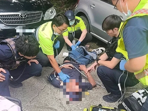 警方检查男子伤势并通知救护人员到场,将他送医。图源:台媒