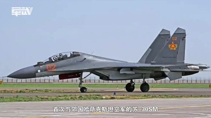 炫耀之情溢于言表！乌歼-10刚拿到手，就与邻居苏-30军演