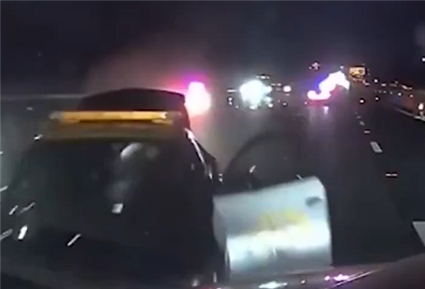 美国男子开特斯拉FSD后睡觉撞警车：两名巡警重伤送医