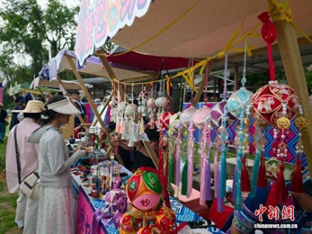 4月11日，广西靖西一景区内，游客正在选购绣球。李灿 摄