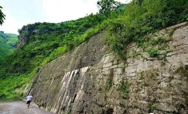 现存二十四道拐公路旁固定山体的水泥墙,由美军工程兵实施。图自@燃烧的岛群