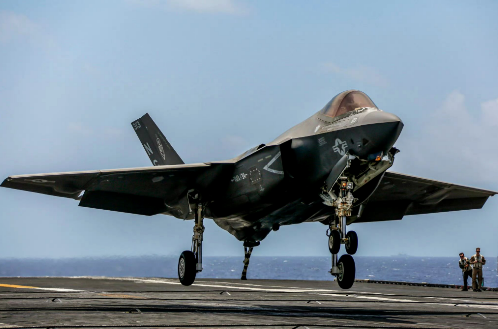 在航母上降落的F-35C战斗机。