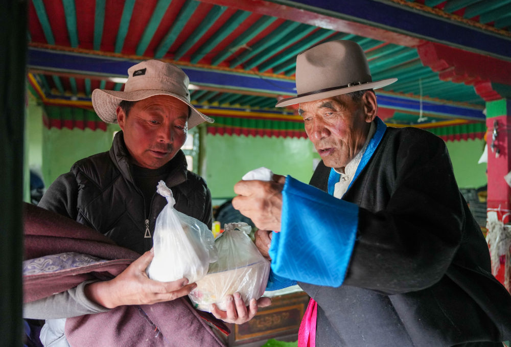 达瓦片多和女婿在整理酥油（3月12日摄）。